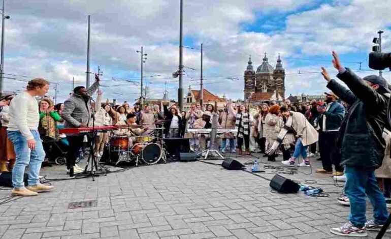 Culto en calle de Ámsterdam provoca que cientos acepten al Señor
