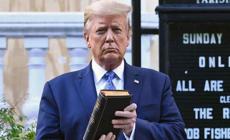 ¿Por qué Donald Trump ha comenzado a vender Biblias?