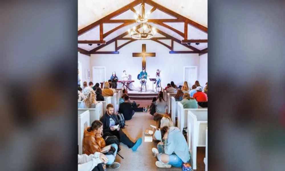 EE.UU.: Estudiantes llenan una capilla y oran por 24 horas