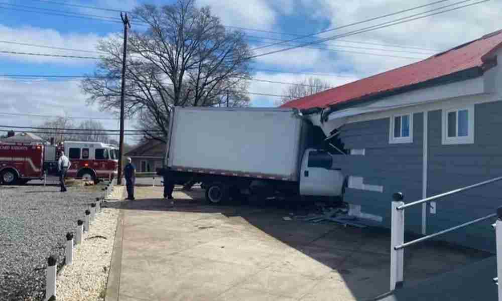 Pastor perdona al camionero sin licencia que se estrelló contra su templo