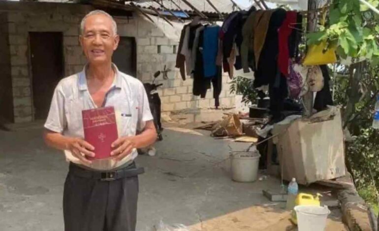 Residente de una aldea China deja los rituales por Cristo