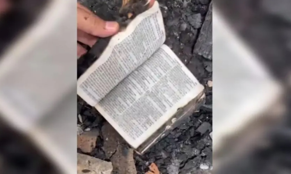 Biblia permanece ilesa tras incendio: “Ni una sola palabra quemada”
