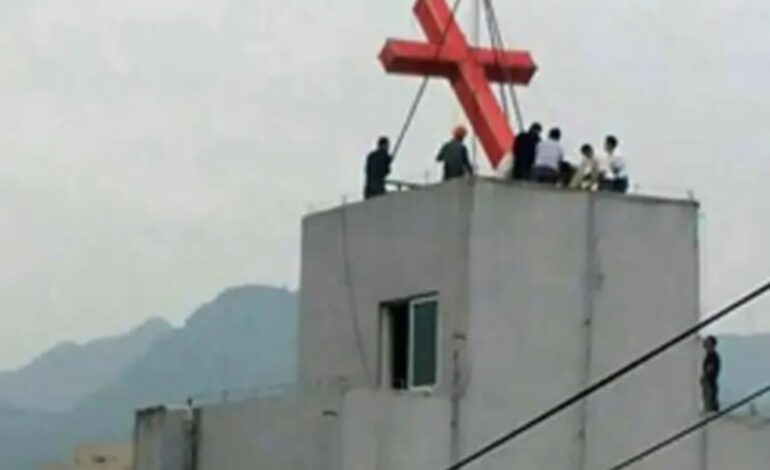China obliga a iglesia a retirar las cruces de un templo