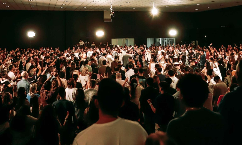 Más de mil personas se reúnen en noche de adoración