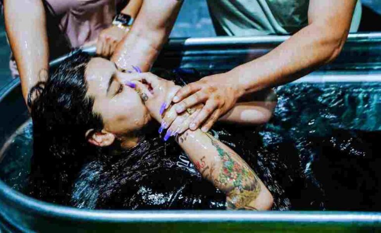 EE. UU.: Cientos de jóvenes se bautizan en las partes traseras de camionetas