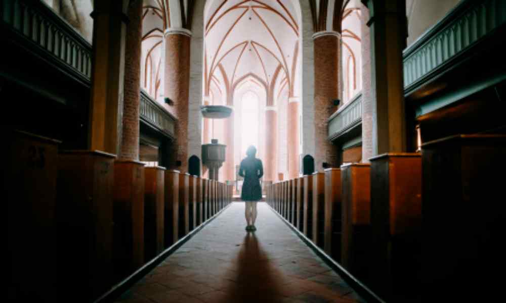 Encuesta: Más mujeres jóvenes abandonan la iglesia