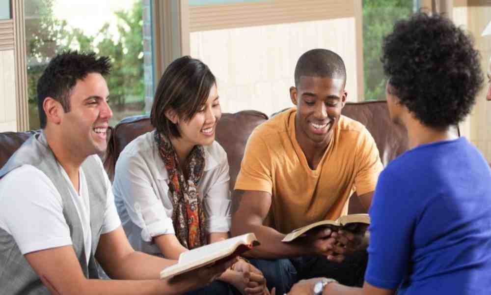 Más jóvenes creen que la Biblia transforma sus vidas
