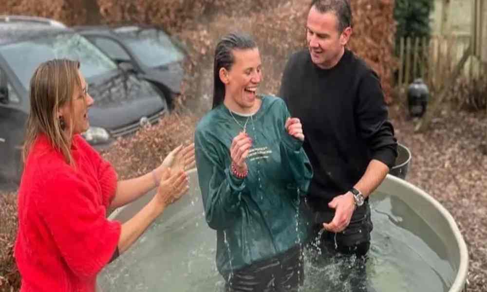 Exintegrante de la Nueva Era se bautiza y comparte su fe