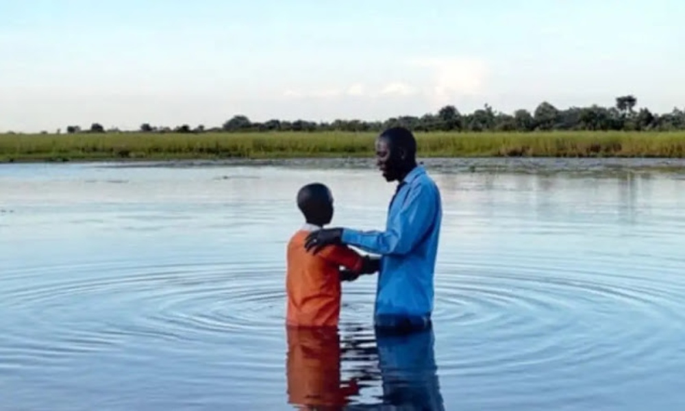 Niño acepta a Jesús y es bautizado después de predicación