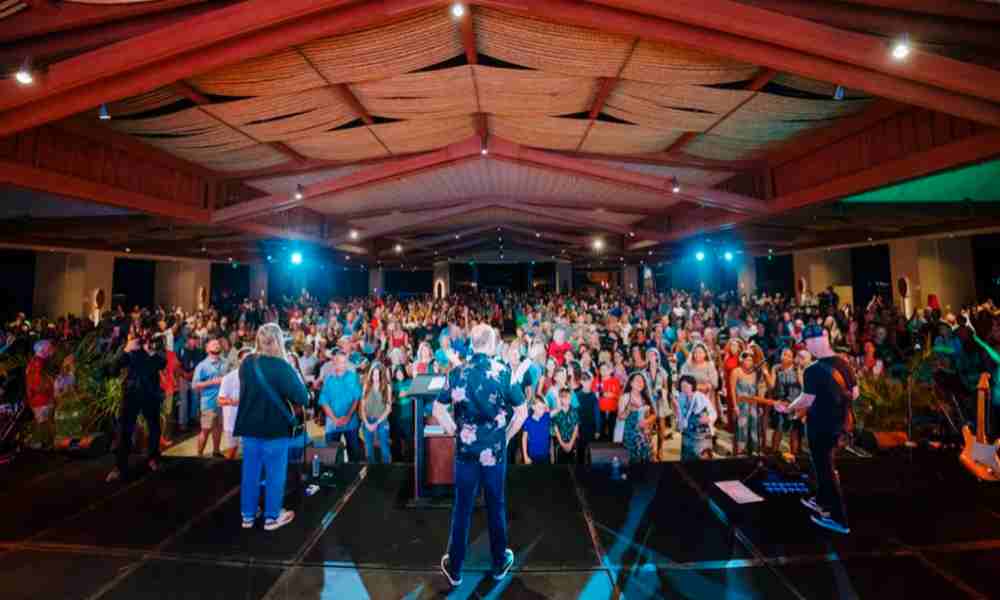 100 personas aceptan a Jesús en evento de Greg Laurie en Maui