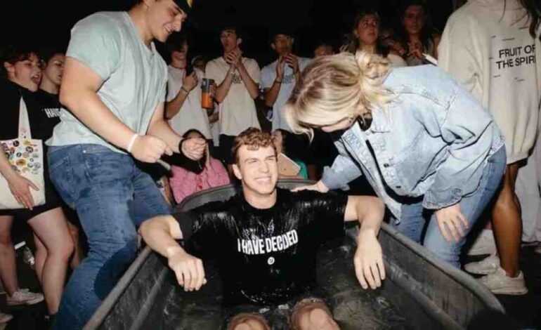 150 estudiantes se bautizan en evento universitario en Tennessee
