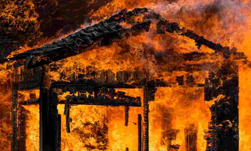 Vecinos incendian una casa cristiana en el sur de Asia