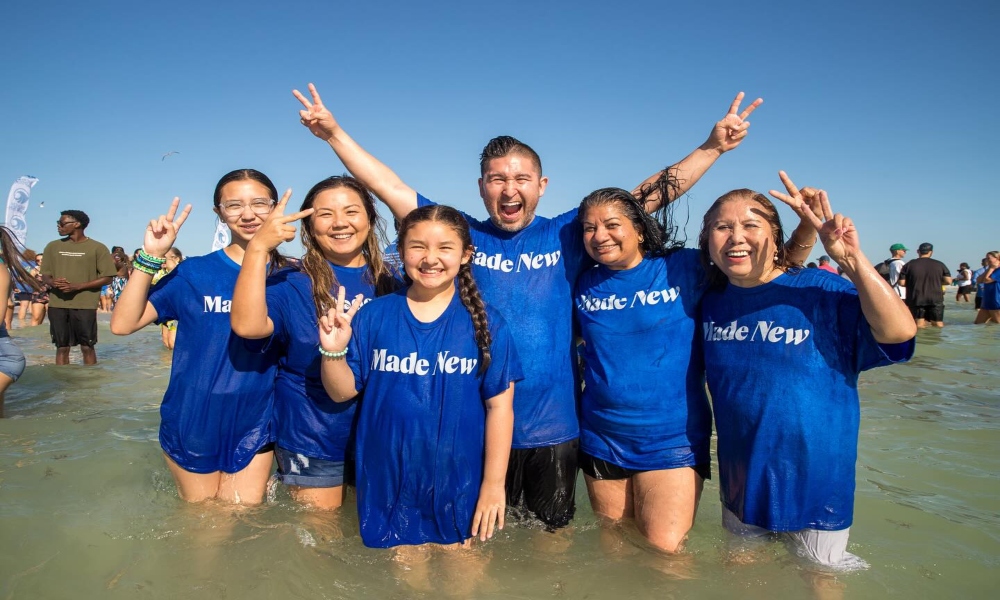 Más de 1.000 personas se bautizan en playa de Florida